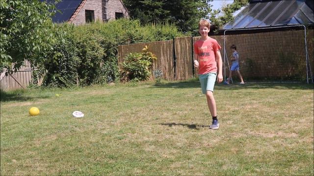 Bram, Billy, Tim, Robbie en Wisky - Grappig Voetballen in de Tuin смотреть онлайн