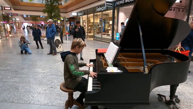 JVKE - Golden Hour by 11 year old boy - Piano in Public - Street Piano Performance смотреть онлайн
