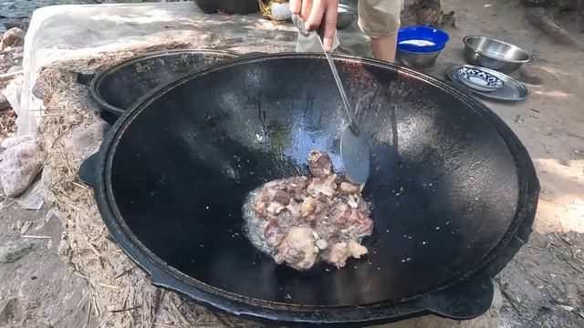 WILDERNESS COOKING BARBECUE IN OUTDOORS | ЖАРИМ МЯСО ВОЗЛЕ У РЕКИ НА ПРИРОДЕ смотреть онлайн