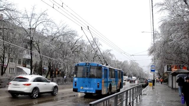 Движение троллейбуса со скоростью 2м/ч по обледеневшей контактной сети с фейерверком смотреть онлайн