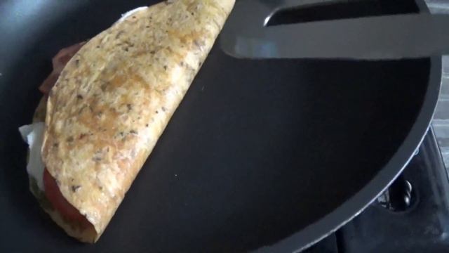 Wie ihr in nur 5 Minuten einen leckeren Tomate-Mozzarella Wrap zubereiten könnt 😍 смотреть онлайн