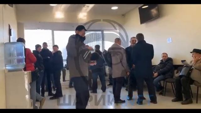Сторонник Регора зигует в суде смотреть онлайн