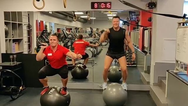 Приседания на фитболе с толчком гири .Функциональный тренинг смотреть онлайн
