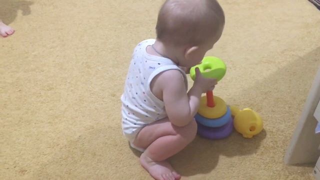 Как ребёнок собирает пирамидку Развивающие игры для ребёнка 1 год 1 нед Система Монтессори смотреть онлайн