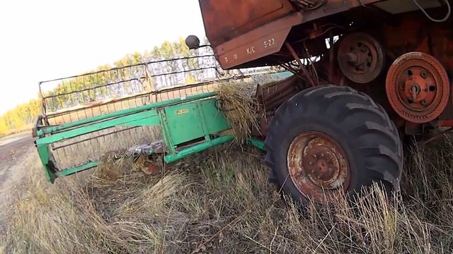 Давно брошенный среди полей комбайн НИВА СК-5 смотреть онлайн