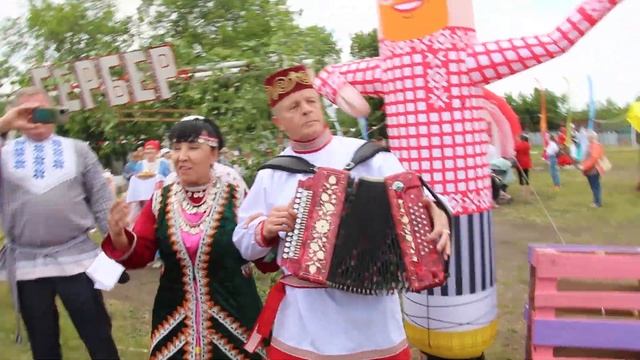 Фаина Садиева и Каниф Зайнулин за пять минут до открытия Гербера в г.Реж.10.06.2023. Видео НуриСве смотреть онлайн