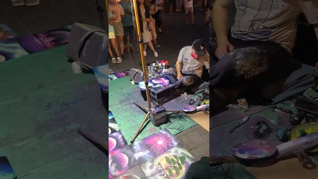 Вот такие чудесные картины рисует художник на Баумана в Казани смотреть онлайн