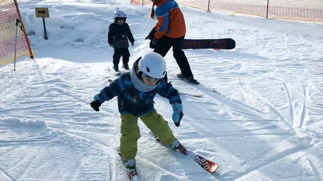 4k Skiing for kids Катаемся на лыжах Юный горнолыжник Обучение Горные лыжи для детей смотреть онлайн