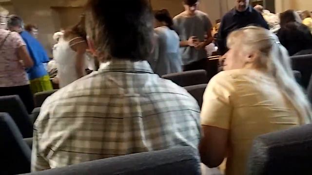 Християнська пісня в американській церкві.Пастор виголошує обяви.26 червня 2016р смотреть онлайн