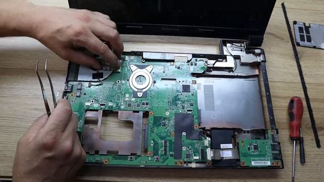 Разборка и чистка Lenovo B560/ Disassembling and cleaning a laptop смотреть онлайн