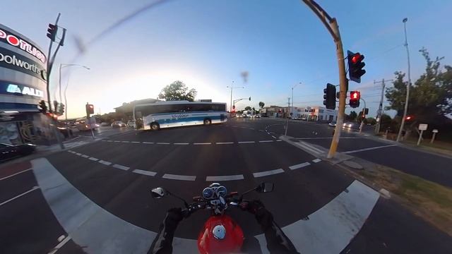 Motorcycle ride from Monash Uni back home (Honda cb125e)(Insta 360 One R) смотреть онлайн