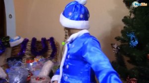 Ярослава ждет Деда Мороза и Подарок. Наряжаем Новогоднюю елку. Видео для детей. VLOG Tiki Taki