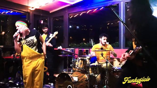 Funkyficio - Virtual Insanity (Jamiroquai Cover) смотреть онлайн