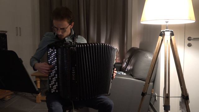 Moon River (accordion) смотреть онлайн