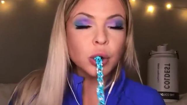 Может быть, стол ей для того чтоб скрывать свое пузо? смотреть онлайн
