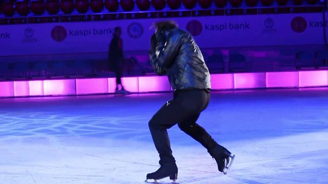 Daisuke Takahashi, rehearsing "Kissing You" смотреть онлайн