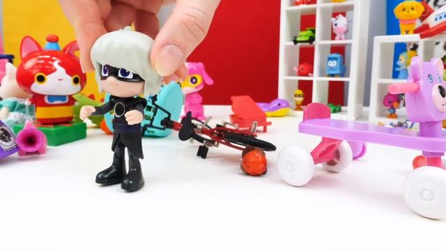 ГЕРОИ В МАСКАХ в магазине игрушек. Лунная Девочка похищает игрушки Поп Ит. Видео про супергероев смотреть онлайн