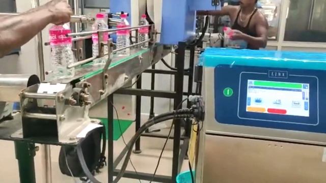 Date and batch code printing onto PET Water Bottles using Linx 8800 Series CIJ Printer смотреть онлайн
