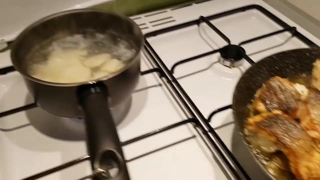 ЖАРЕНАЯ РЫБКА С КАРТОФЕЛЬНЫМ ПЮРЕ ДЛЯ ЛЮБИМОГО КОМПОЗИТОРА🤗😋💖 смотреть онлайн