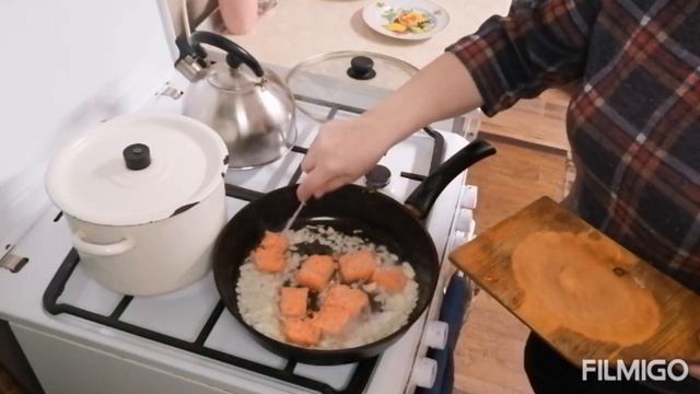 ГОТОВЛЮ ОБЕД, ЖДУ ДРУЗЕЙ!!! смотреть онлайн