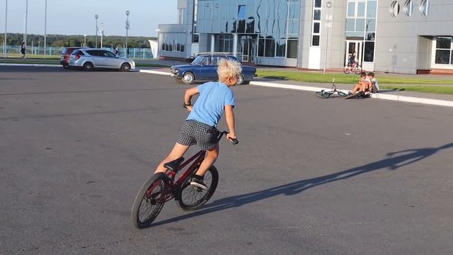 Как сделать Фэйки? Первые трюки на BMX! #1 Fakie