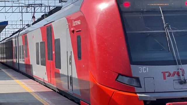 Электропоезд ЭС1-052 «Ласточка» с поездом Анапа - Таганрог улетает с вокзала г. Анапа