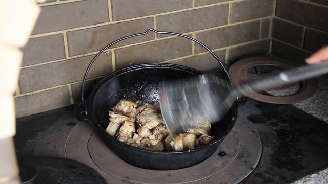 Утка с квашенной капустой и рисом в казане на костре. смотреть онлайн