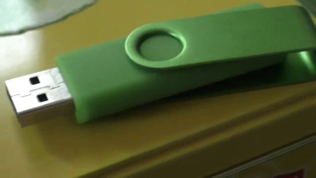 Почему в машине не читает флешку Why the audio system in the car does not read the USB flash drive смотреть онлайн