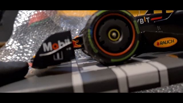 Red Bull Racing RB18 2022 / Emiglia Romagna GP - winner Max Verstappen/Minichamps 1:18 Shop Edition смотреть онлайн