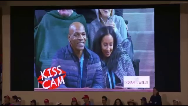 Майк Тайсон засмущался, попав в объектив «Камеры поцелуев» смотреть онлайн