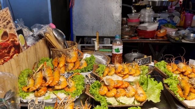 Уличная еда в Таиланде / Прогулка по рынку / Место где можно покушать / Вкусное мороженное смотреть онлайн