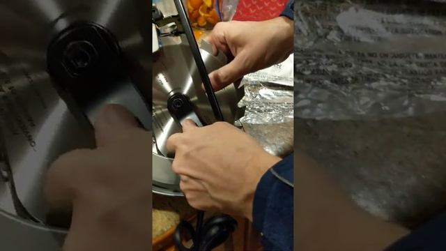 Mounting the blade on a Ryobi CSB 135L circular saw. смотреть онлайн