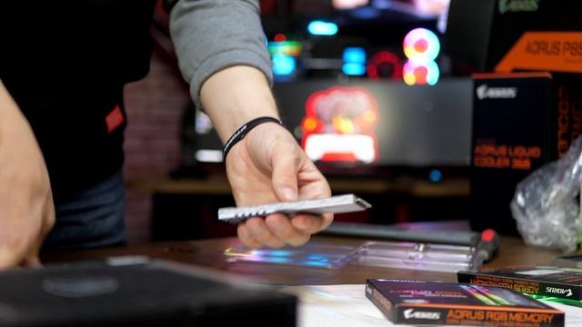 Распаковываем ништяки от AORUS вместе с WGC смотреть онлайн