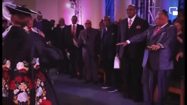 Dr. Karen Clark Sheard couldn’t contain her Praise when she saw her husband смотреть онлайн