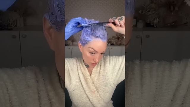 She used manic panic and conditioner, I wanted a permanent less damaging way to tone the yellow ?? смотреть онлайн