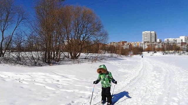 Никита катается на лыжах в Митинском парке смотреть онлайн