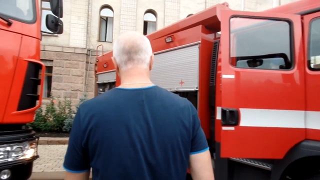 Выставка ретро автомобилей и мотоциклов , пожарной техники на площади в день города Кропивницкого смотреть онлайн
