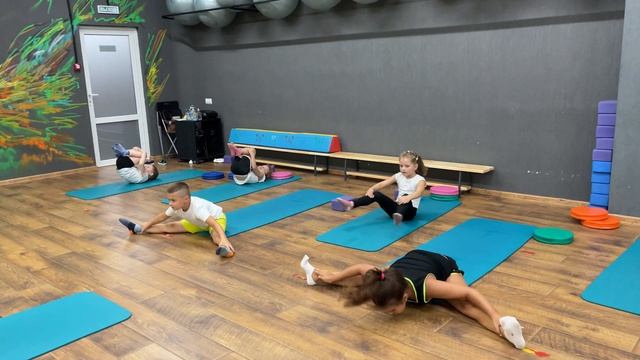 Упражнение на растяжку - расслабление. Гимнастика Акробатика Дети 5-8 лет смотреть онлайн