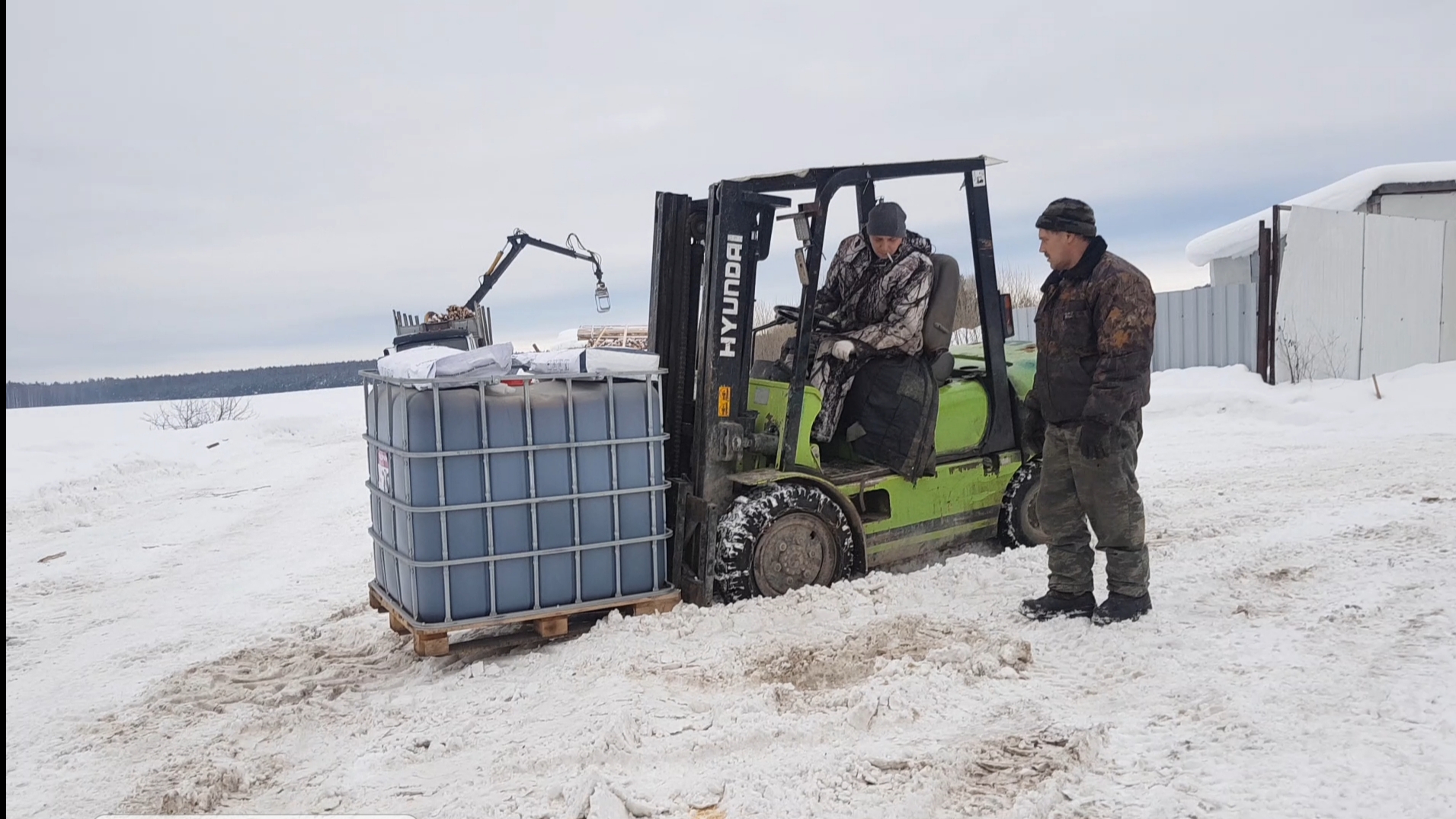 Смонтировали молокопровод. Глицерин для КРС. Возим силос и опилки.