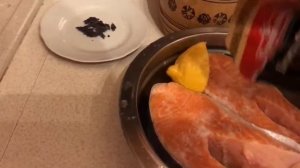 Стейки из семги  в мультиварке в режиме "Пароварка".