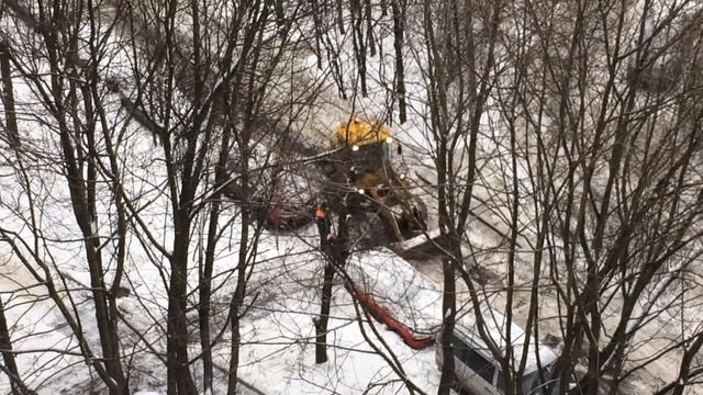Команда и экскаватор убирают снег с дороги смотреть онлайн