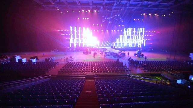 TXT's Run Away In An Empty Arena смотреть онлайн