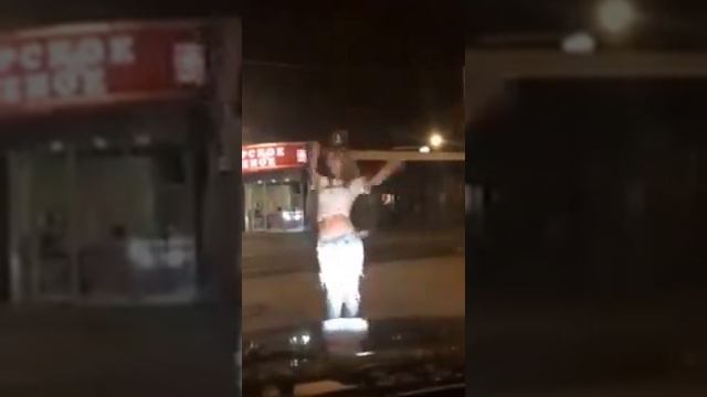 Танец девочки на улице под Каспийский груз 'Ты мой обнаженный кайф' смотреть онлайн