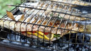 КАРП под СОУСОМ с ОВОЩАМИ на УГЛЯХ. Шикарный рецепт для друзей!