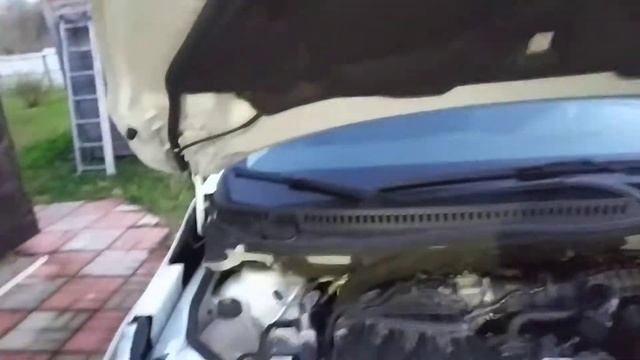 Renaul Kaptur резиновый уплотнитель под капот, защита от пыли.