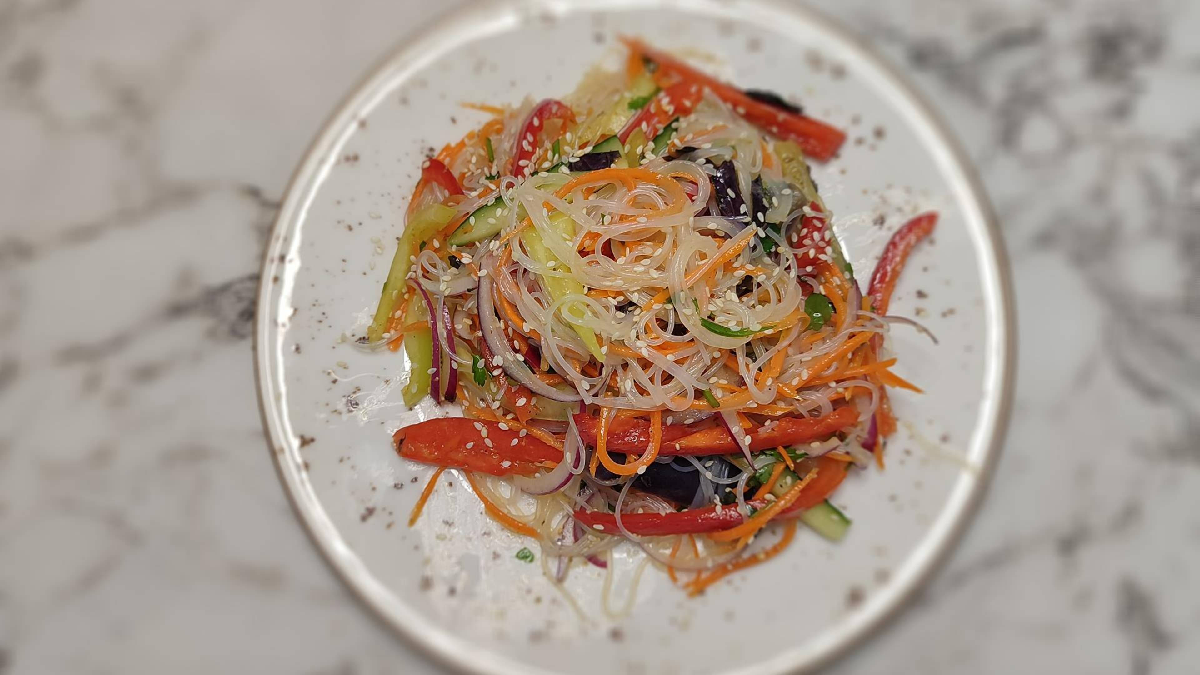 Безумно вкусный, яркий  и простой салат из фунчозы! Ооочень вкусно и полезно, только овощи и фунчоза