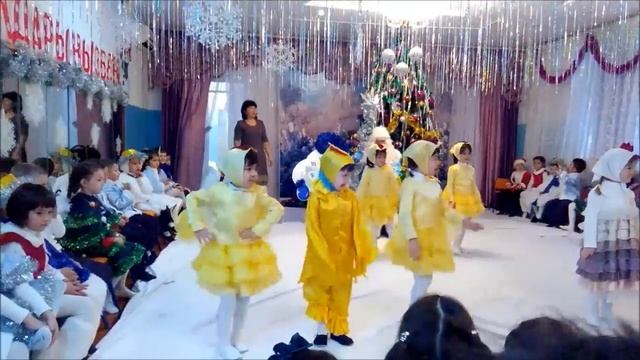 KUKAREKU. Танец петушков и курочек смотреть онлайн