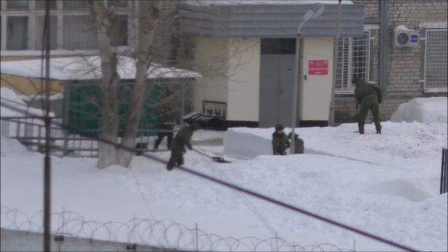 Воинская часть г.Верхняя Пышма. Как солдаты делают снежные заборы смотреть онлайн