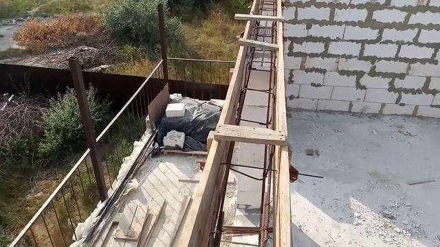 Подготовка опалубки армопояса на 2-ом этаже дома смотреть онлайн