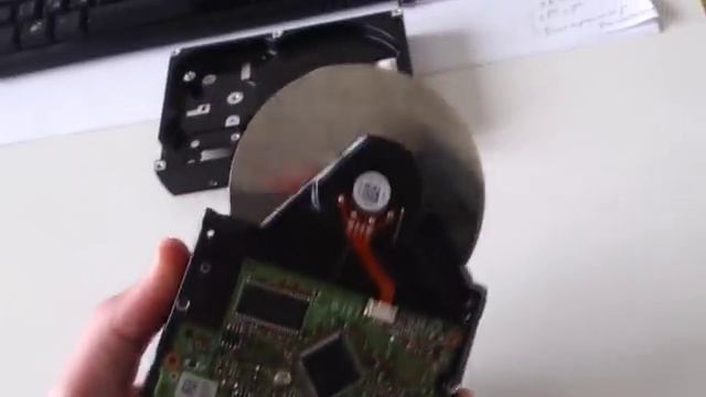 Работа винчестера в разобраном виде. Inside HDD смотреть онлайн